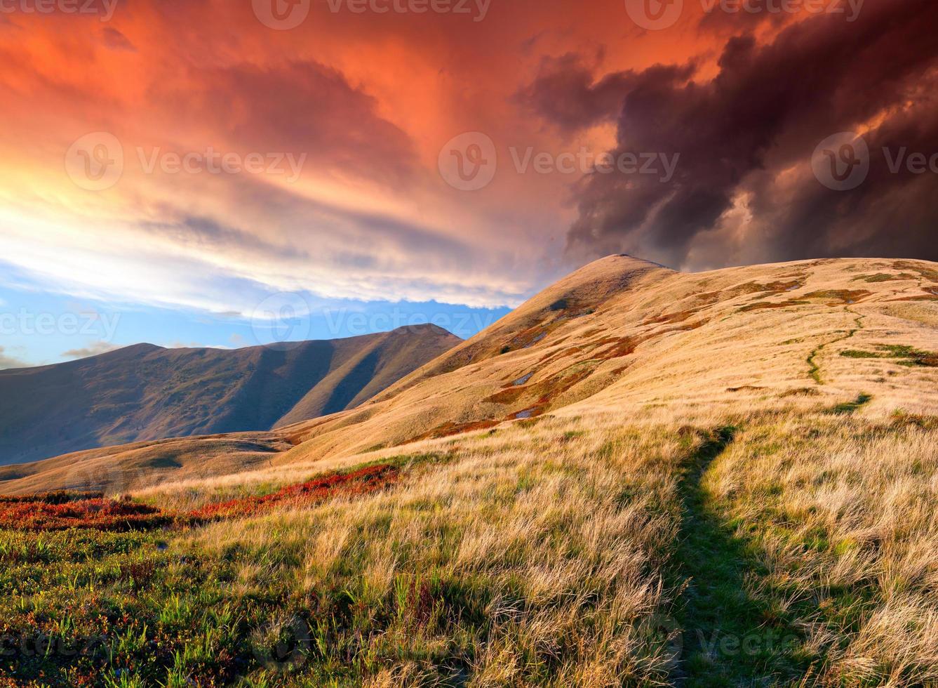 färgglad höstsoluppgång i bergen foto