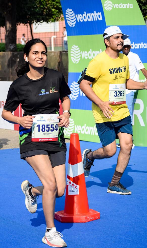 ny delhi, Indien - oktober 16 2022 - vedanta delhi halv maraton lopp efter covid i som maraton deltagarna handla om till korsa de Avsluta linje, delhi halv maraton 2022 foto