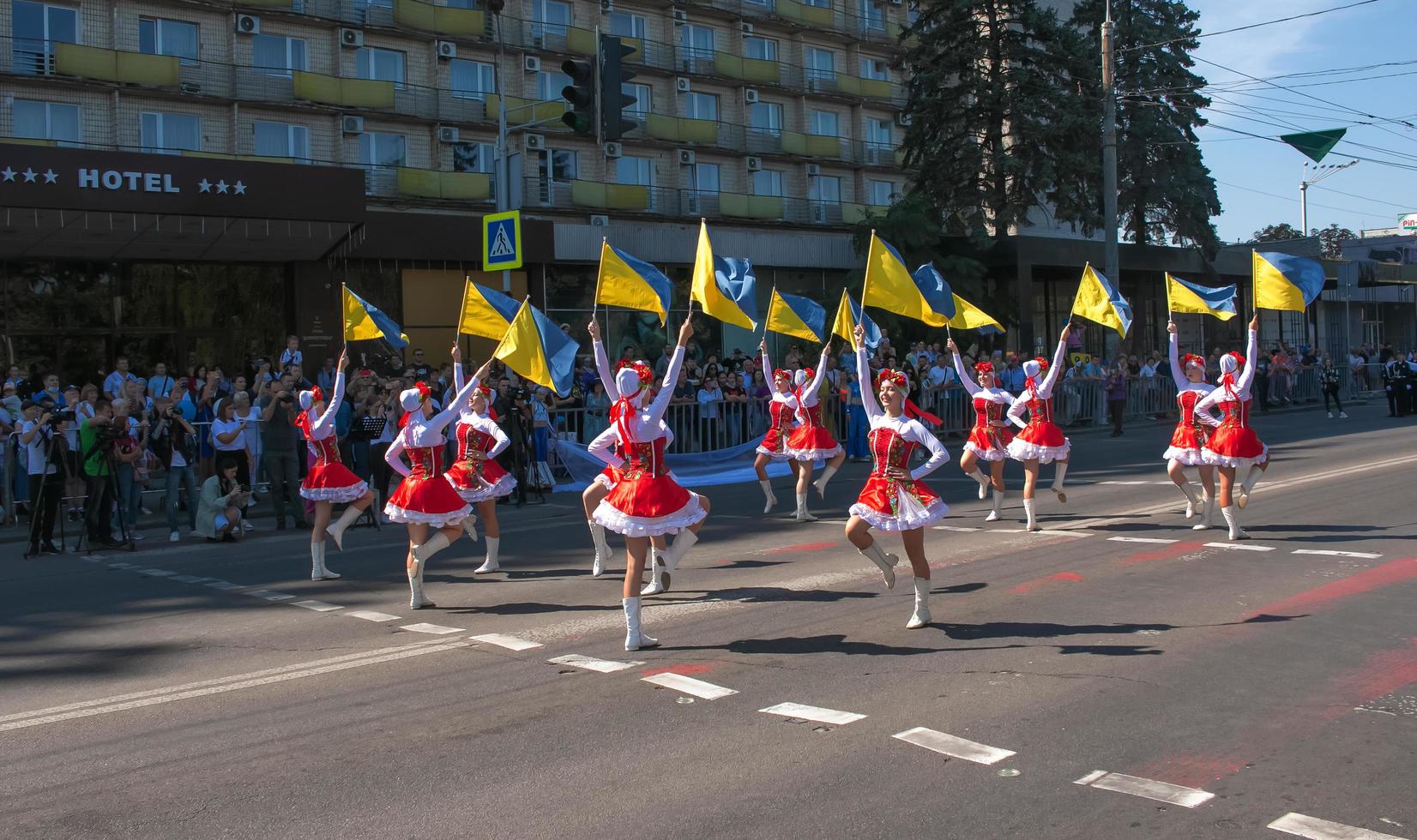 dnipro, ukraina - 09.11.2021 medborgare fira stad dag. flickor dansare med vinka flaggor av ukraina. foto