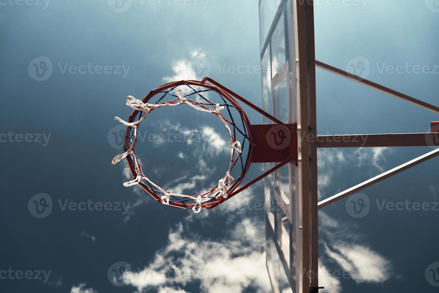 basketboll ring. skott av basketboll ring med himmel i de bakgrund utomhus foto