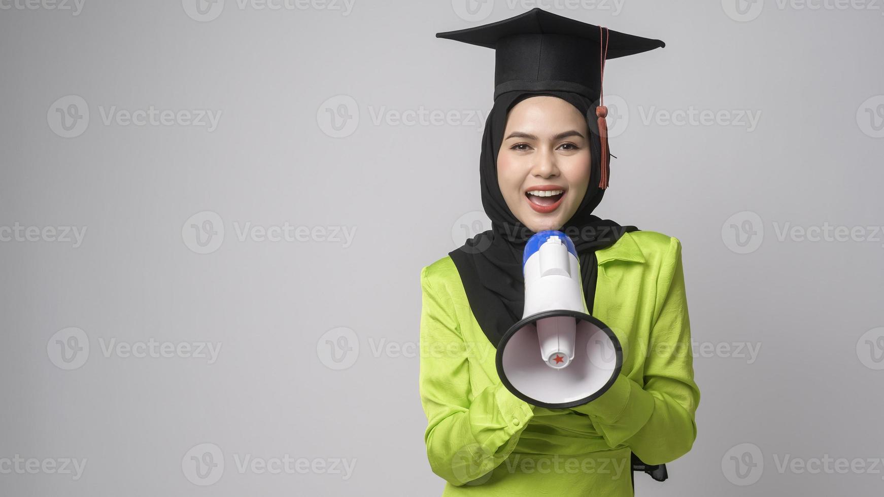 ung leende muslim kvinna med hijab bär gradering hatt, utbildning och universitet begrepp foto