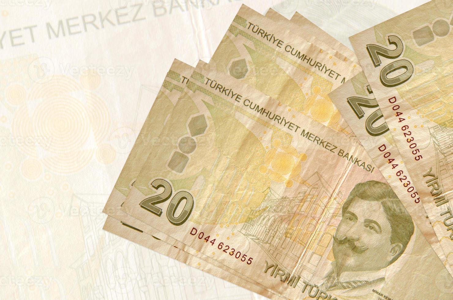 20 turkiska liras räkningar lögner i stack på bakgrund av stor halvtransparent sedel. abstrakt presentation av nationell valuta foto
