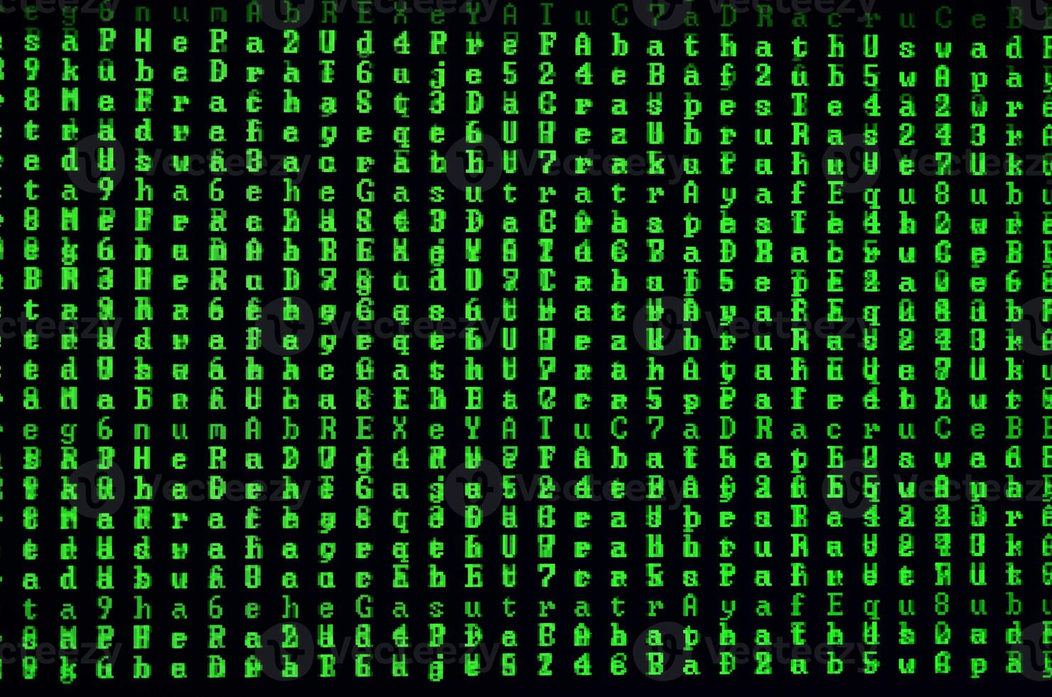 makro skott av en tekniskt fel på de övervaka av ett kontor dator. de begrepp av införande en virus in i en personlig data vårdare. ström av slumpmässig grön symboler på en svart bakgrund foto