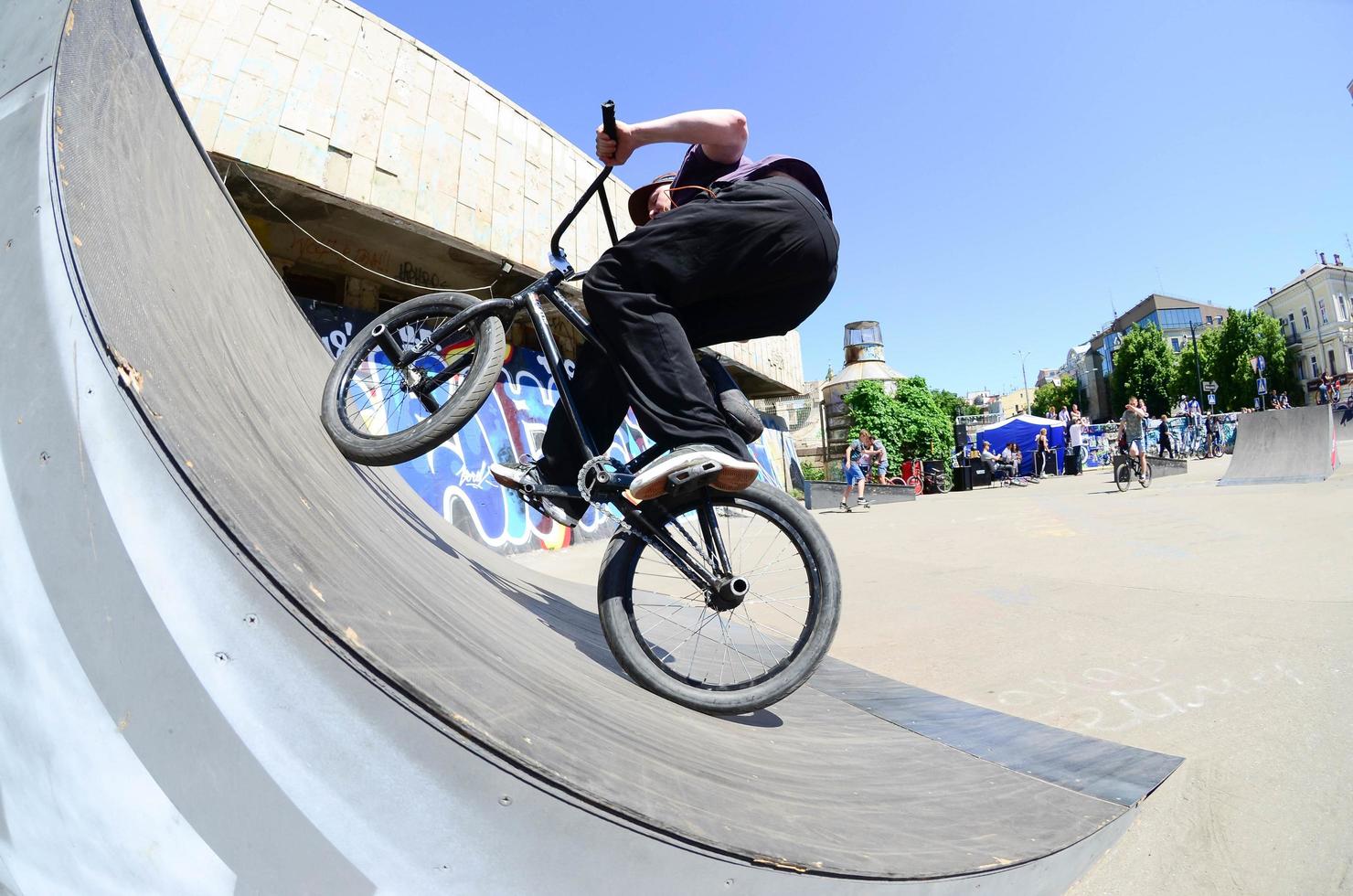 kharkiv, ukraina - 27 Maj, 2018 freestyle bmx ryttare i en skatepark under de årlig festival av gata kulturer foto