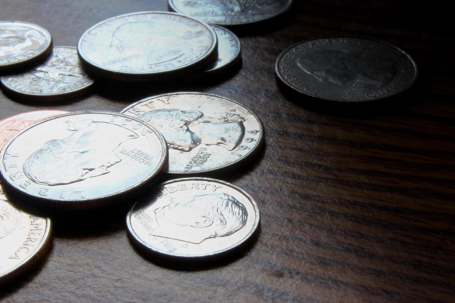 dollar mynt spridd på en trä- tabell, foto