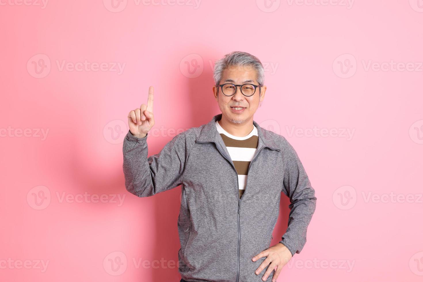 asiatisk man på rosa foto