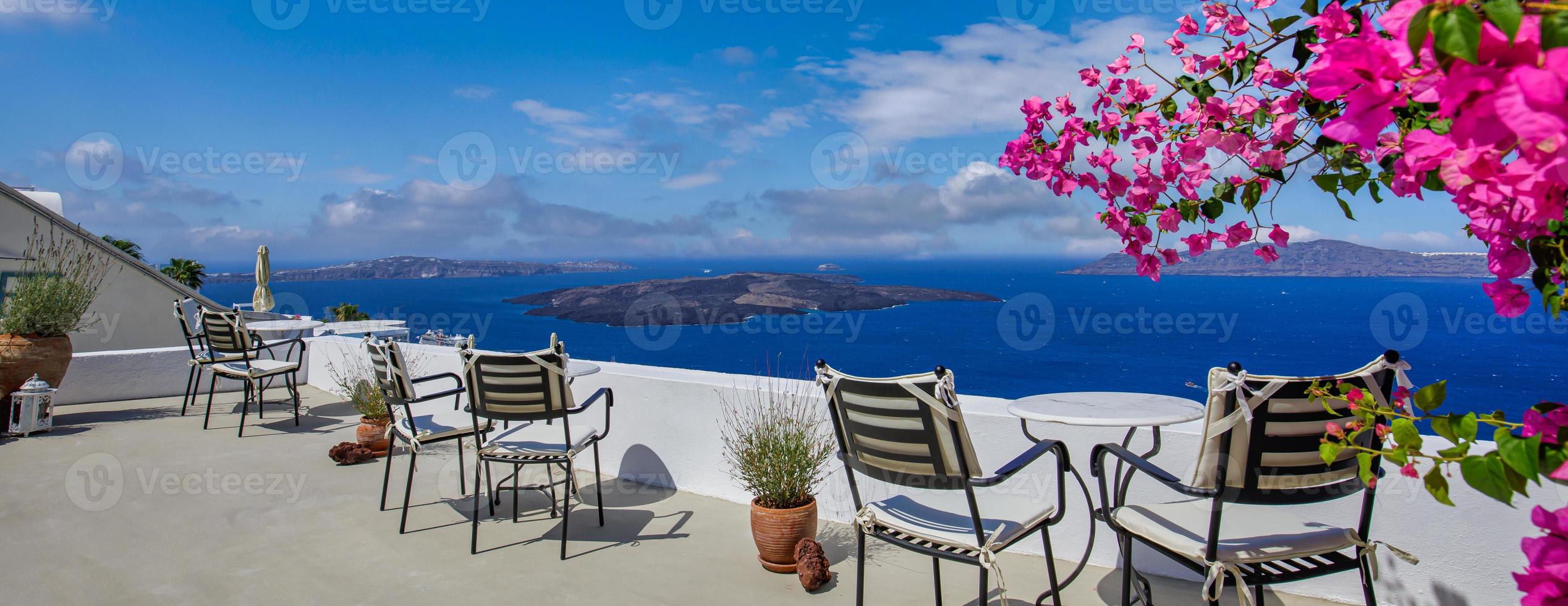 romantisk par utomhus- vit marmor tabeller stolar på terrass med blommor utsikt hav, oia by, santorini, Kykladerna, grekland. sommar Semester, idyllisk semester. panorama- resa landskap foto