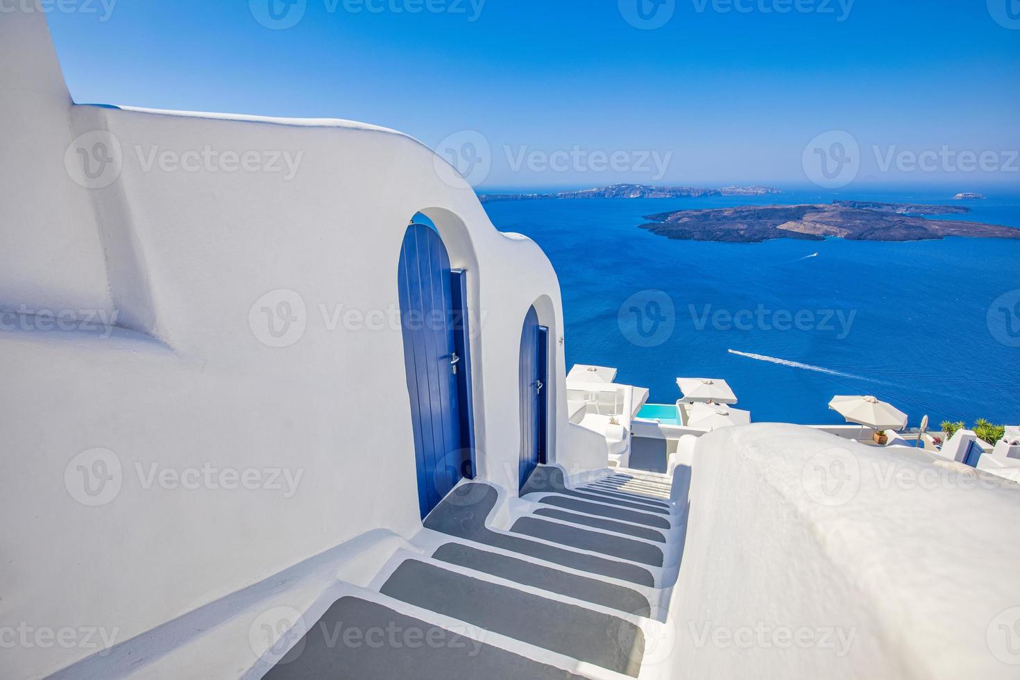 Fantastisk panorama- landskap, lyx resa semester. oia stad trappa, blå dörrar på santorini ö, grekland. traditionell och känd hus och kyrkor med blå kupoler över de kalderan, aegean hav foto