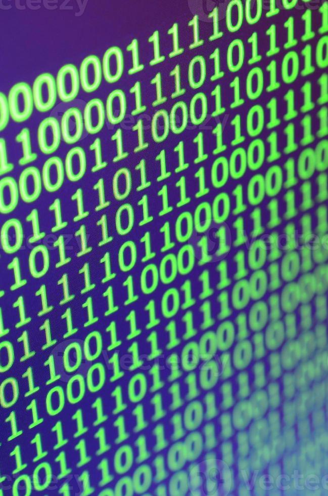 makro skott av binär koda på de övervaka av ett kontor dator. de begrepp av de programmerare arbete. de strömma av digital information strängar foto
