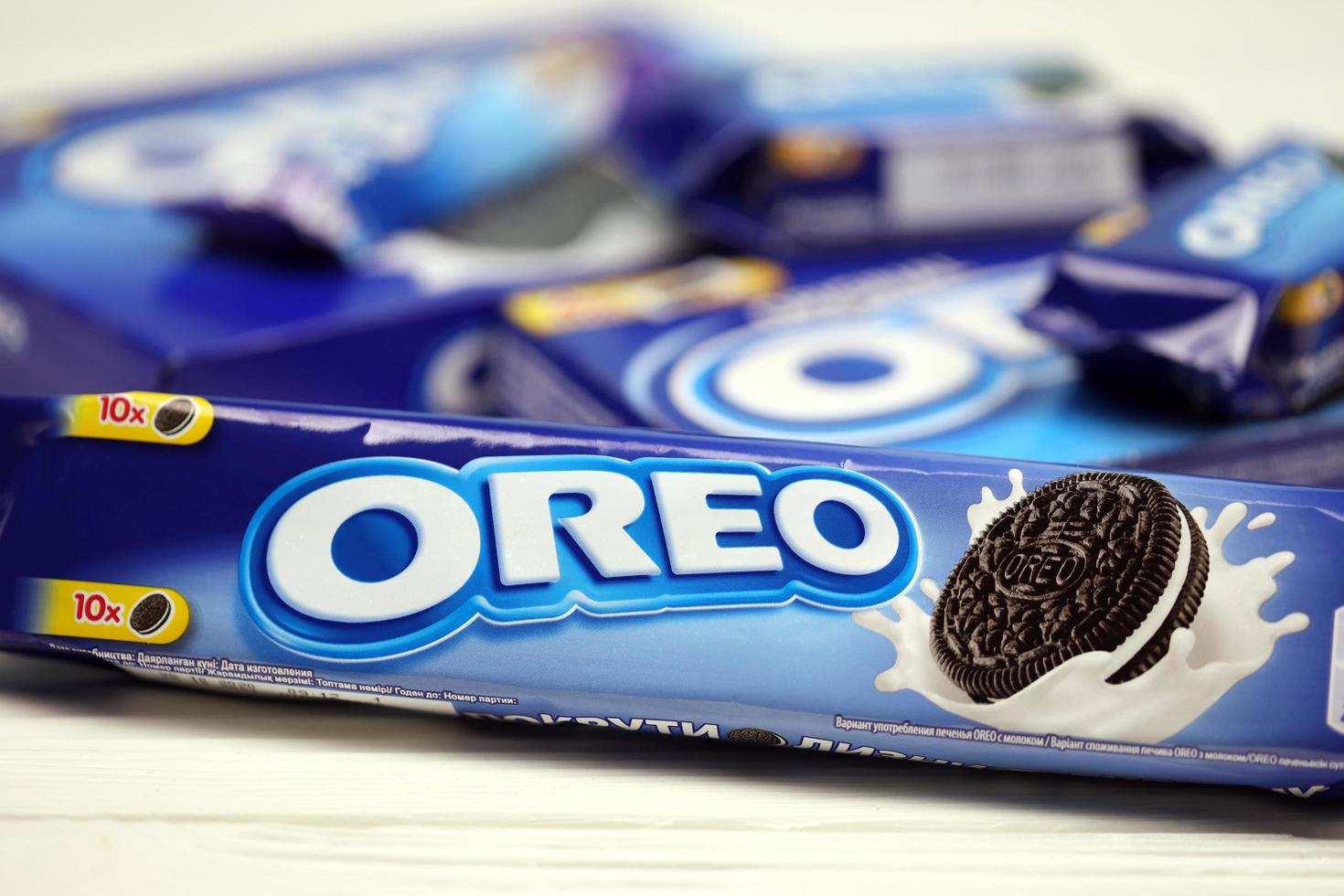 Kharkov, ukraina - december 8, 2020 oreo smörgås småkakor och blå produkt lådor på vit tabell. oreo är en smörgås kaka med en ljuv grädde är de bäst försäljning kaka i oss foto