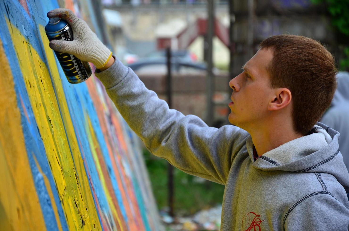 Kharkov, ukraina - Maj 27, 2017 festival av gata konst. ung grabbar dra graffiti på ett gammal betong väggar i de Centrum av de stad. de bearbeta av målning på väggar med aerosol spray burkar foto