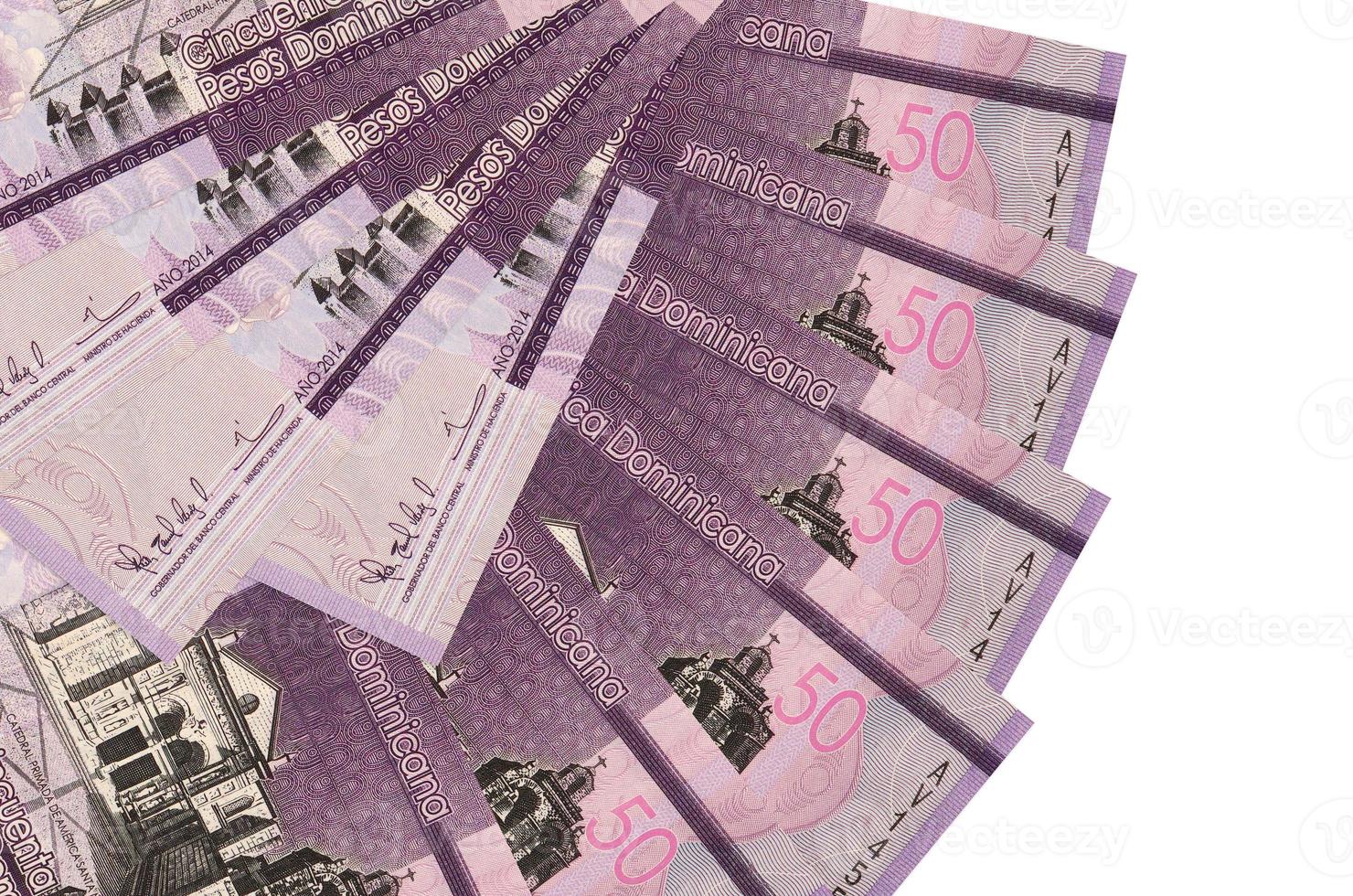 50 Dominikanska pesos räkningar lögner isolerat på vit bakgrund med kopia Plats staplade i fläkt form stänga upp foto