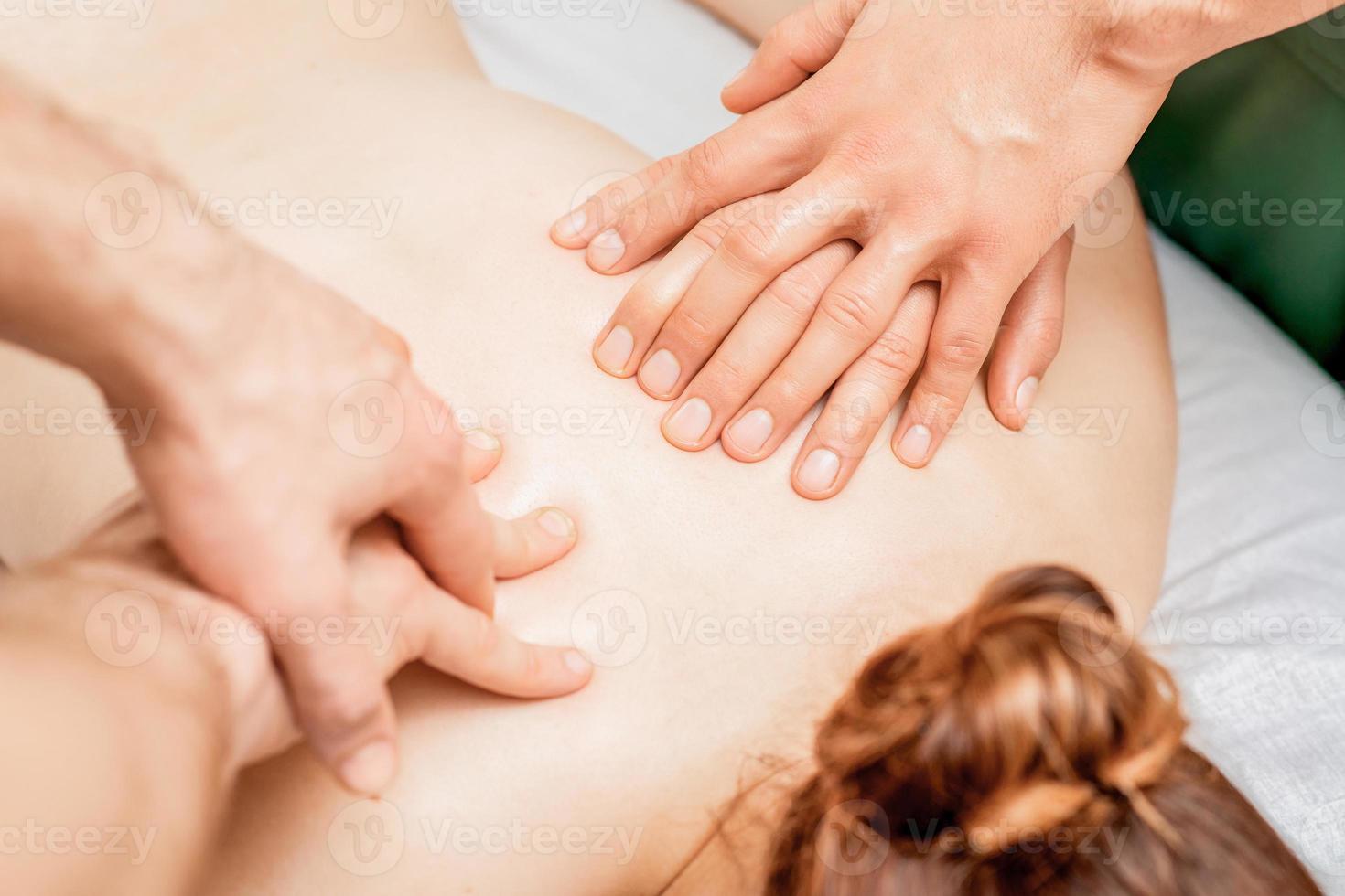 massage med fyra händer. foto