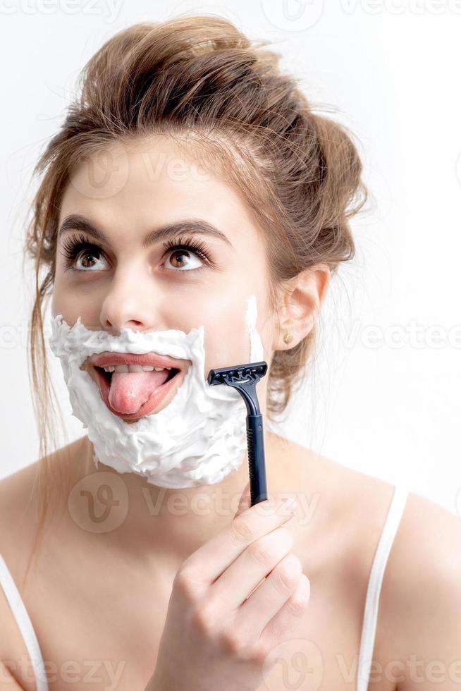 kvinna rakning henne ansikte förbi rakapparat foto