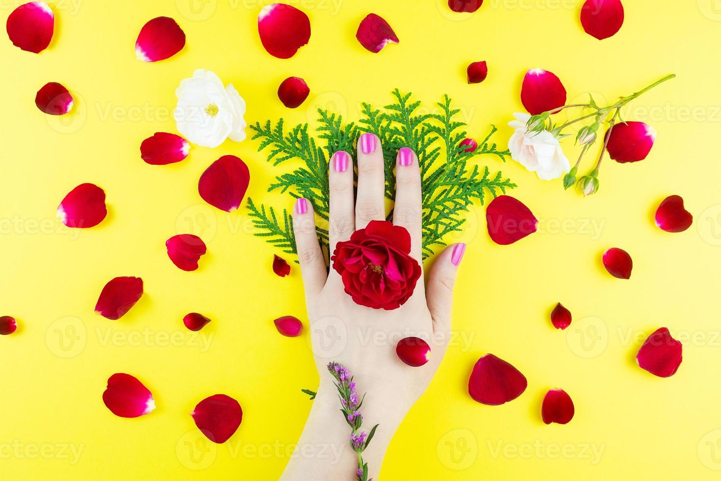 skönhet händer med smink blommor foto