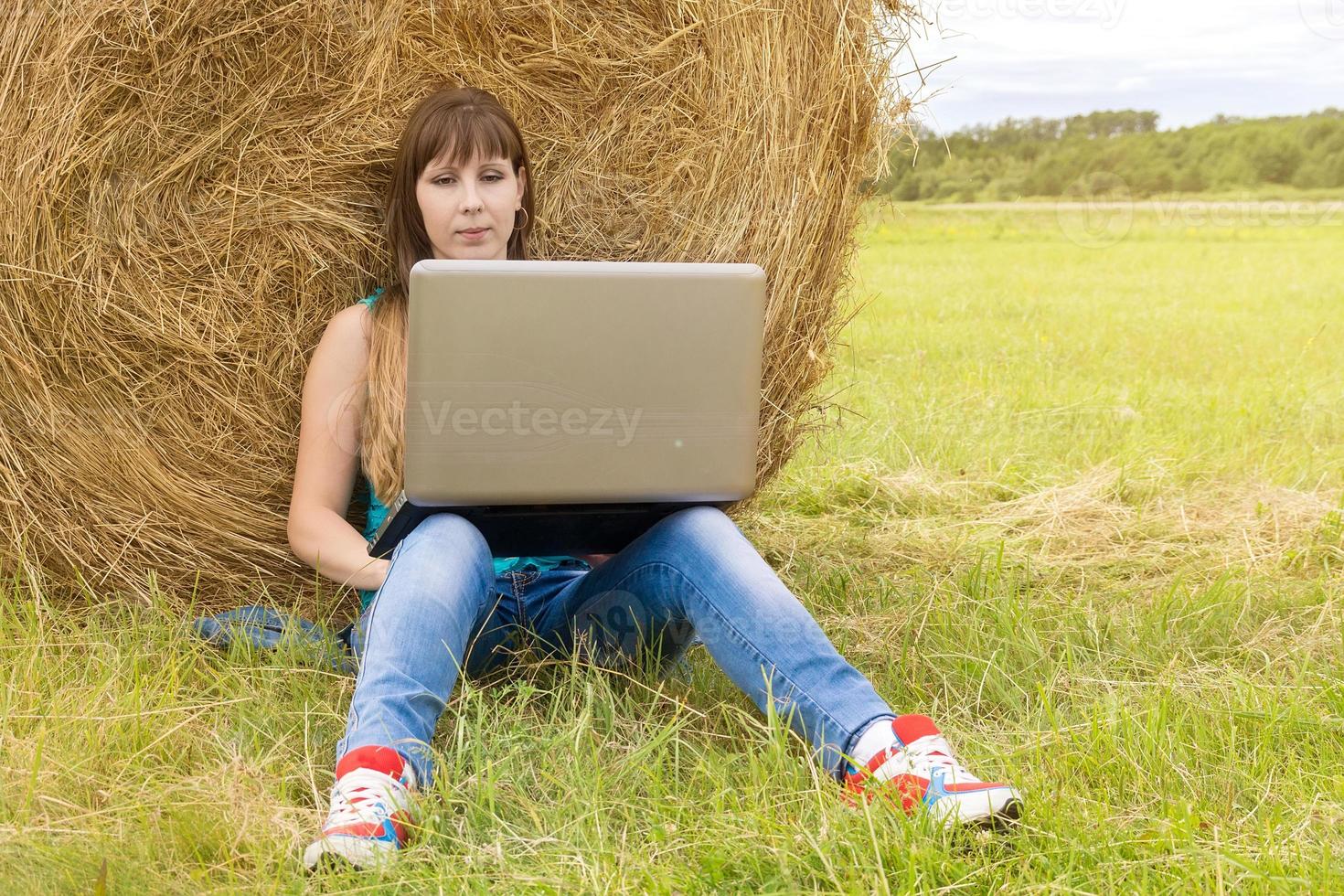 flicka med bärbar dator foto