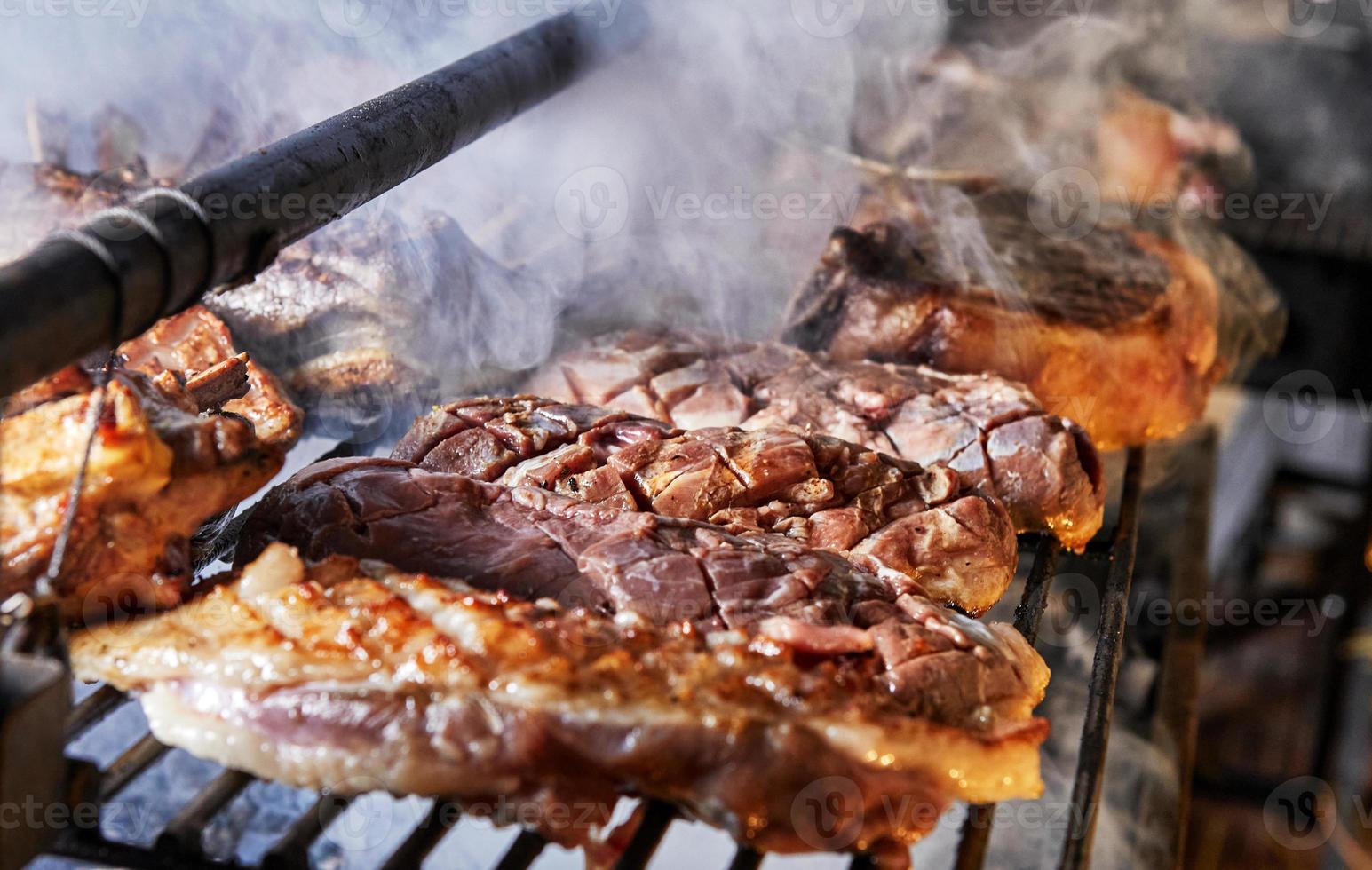 lamm revben är kokta på de grill för tjänande i catering foto