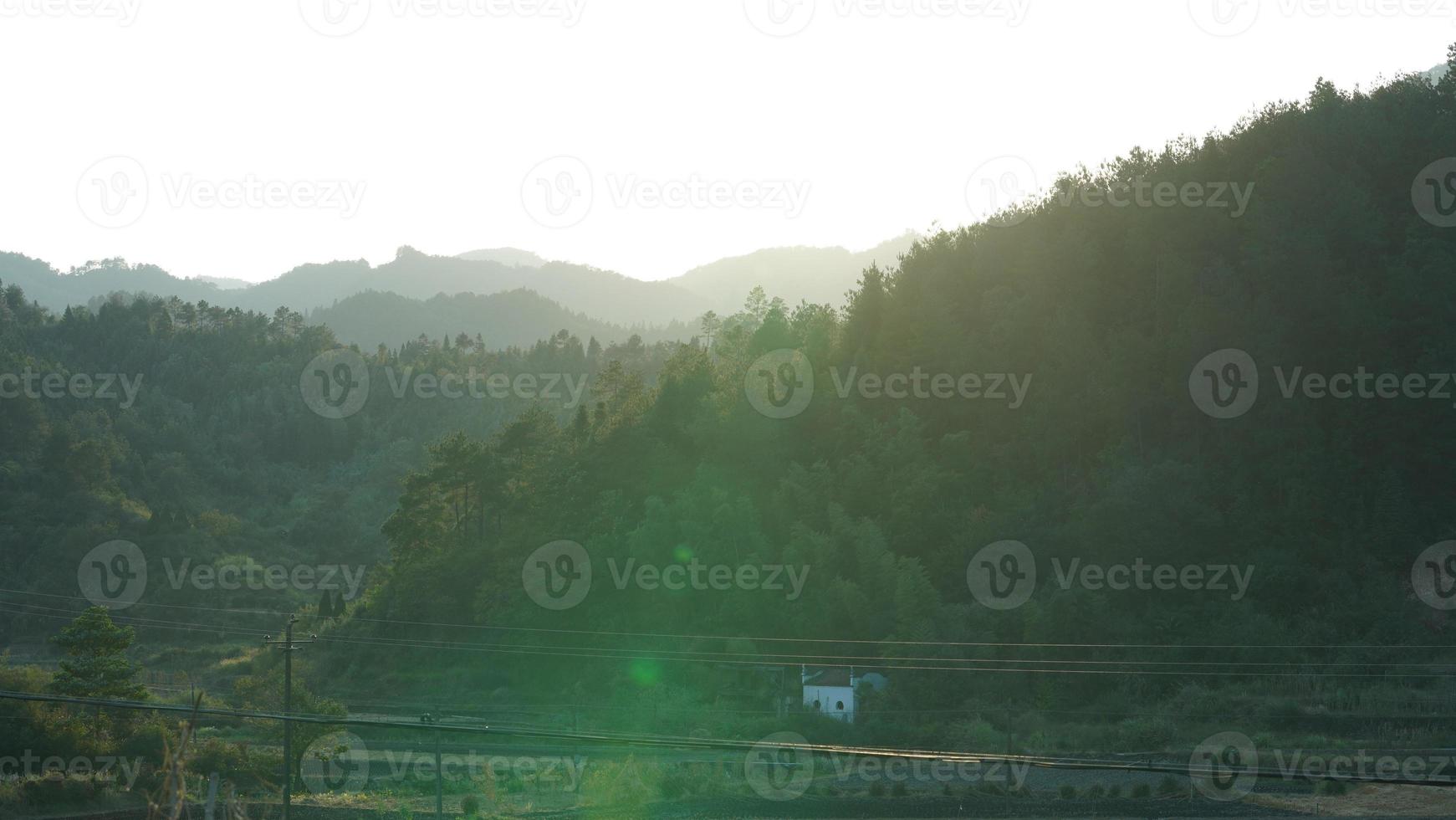 de skön landsbygden se med de bergen och skog som bakgrund foto