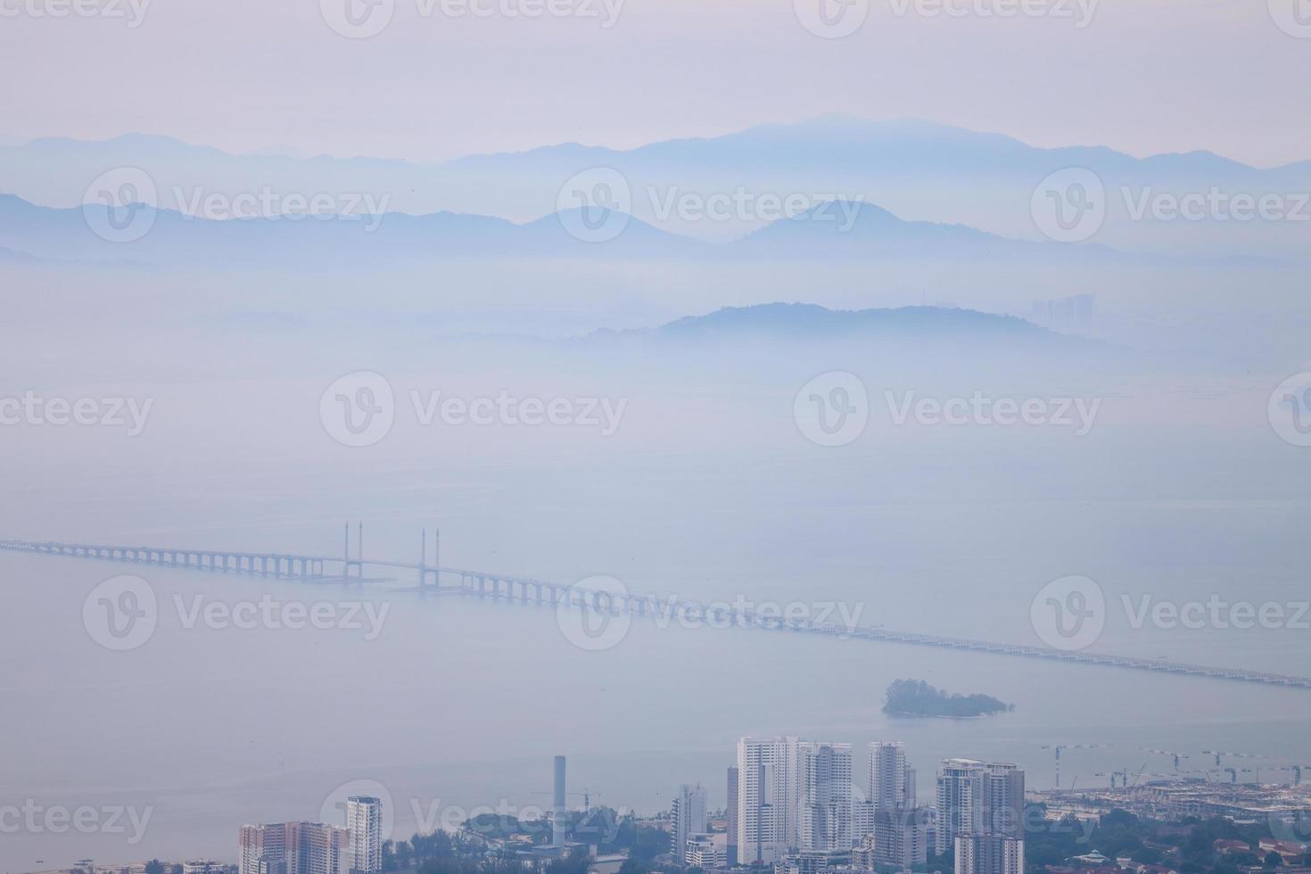 antenn se penang bro i dimmig dag foto