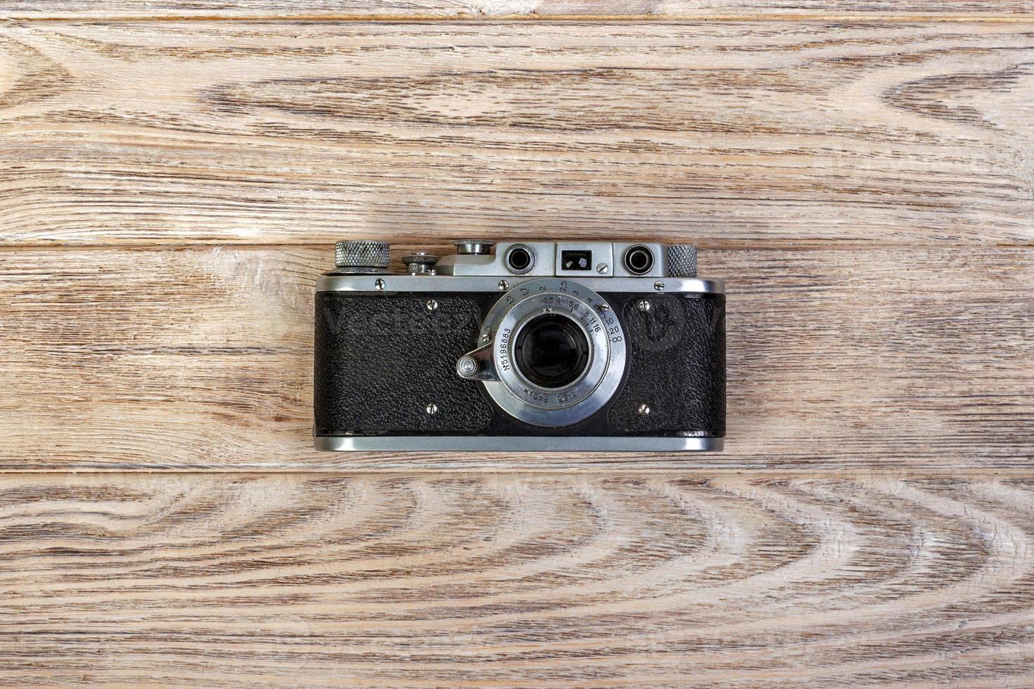 gammal kamera på trä- golv årgång stil foto