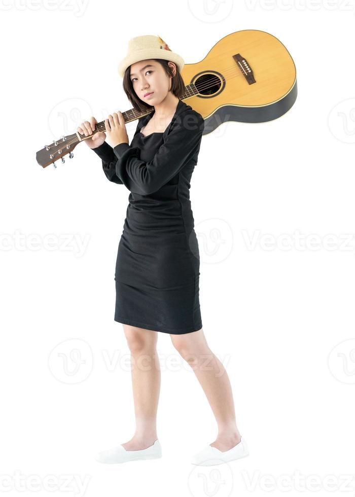 kvinna bärande akustisk gitarr på axel foto