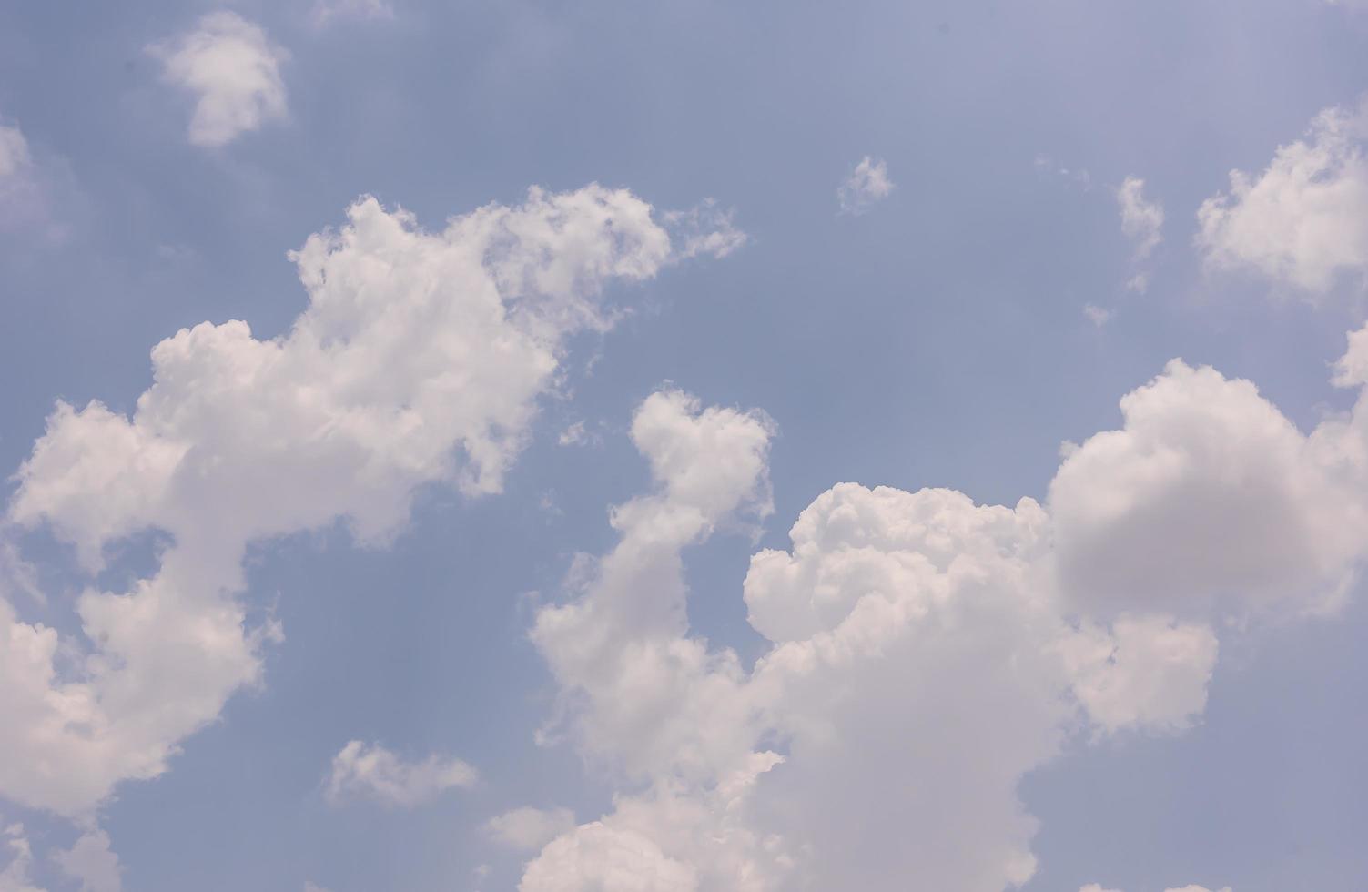 blå himmel bakgrund och vit moln mjuk fokus. foto