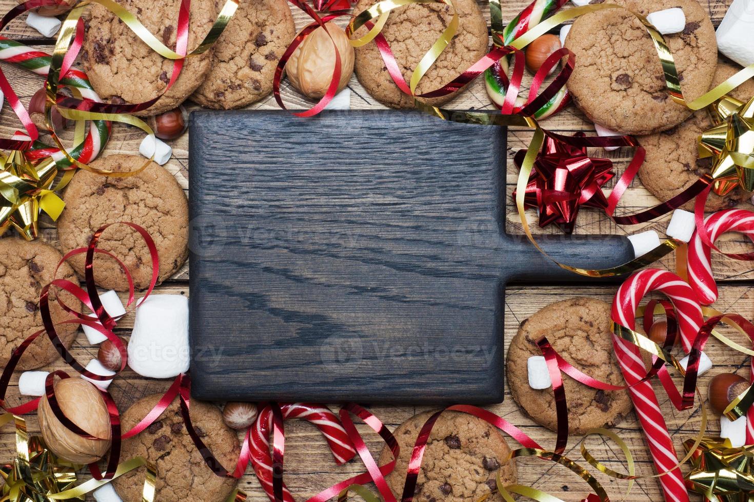 choklad chip småkakor jul käppar kola röd guld landskap och marshmallow på trä- bakgrund. kopia Plats ram. foto