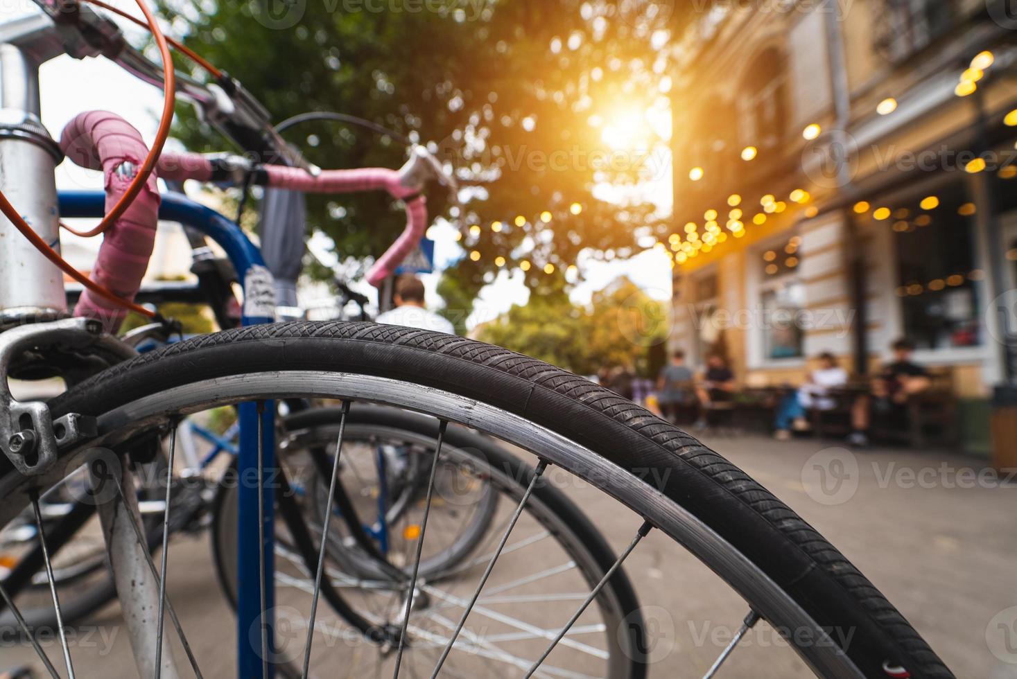 cykel hjul stänga upp på de gata foto