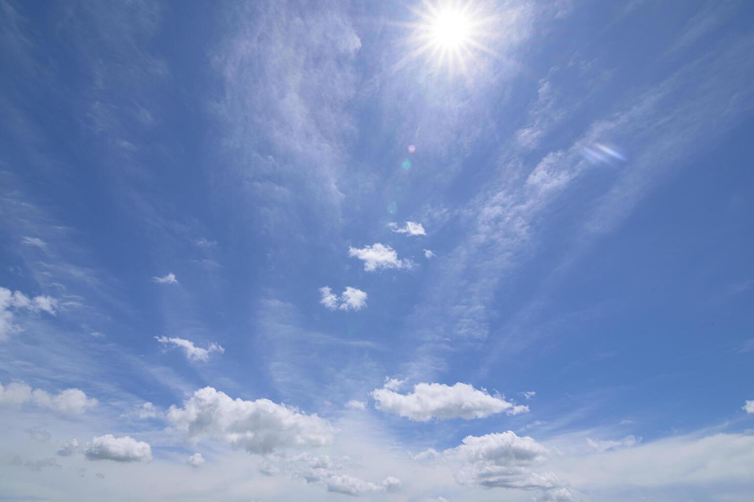 dagtid himmel, sol och moln foto