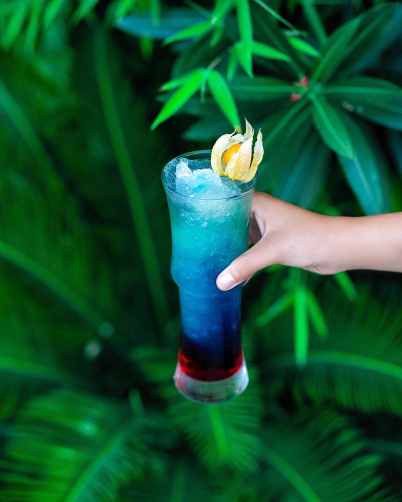 kvinna med blå färgad cocktail foto