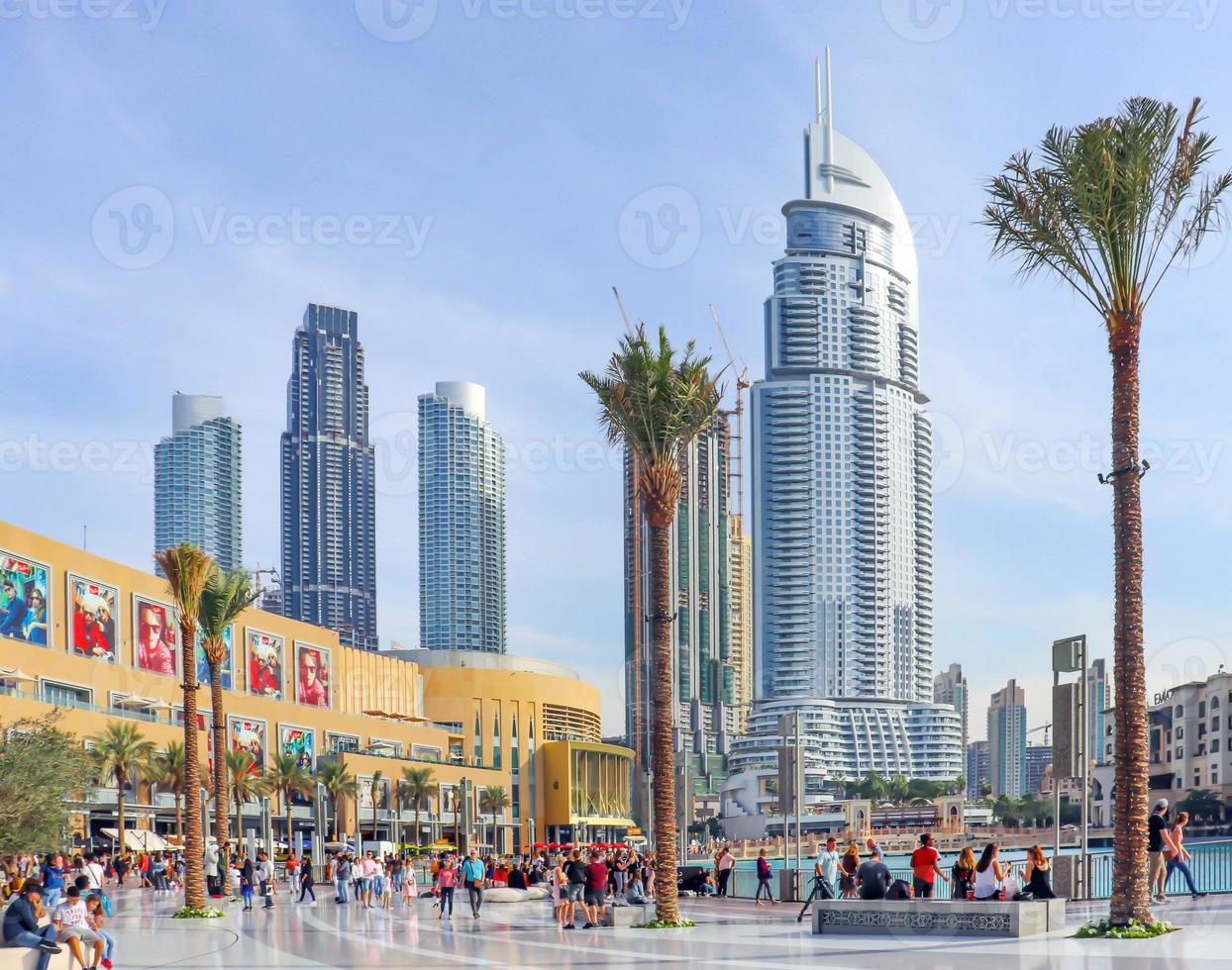 dubai, uae december 25 2018 horisont arkitektur. stad landskap av dubai. modern stad horisont panorama- solnedgång se. uae urban stadsbild. foto