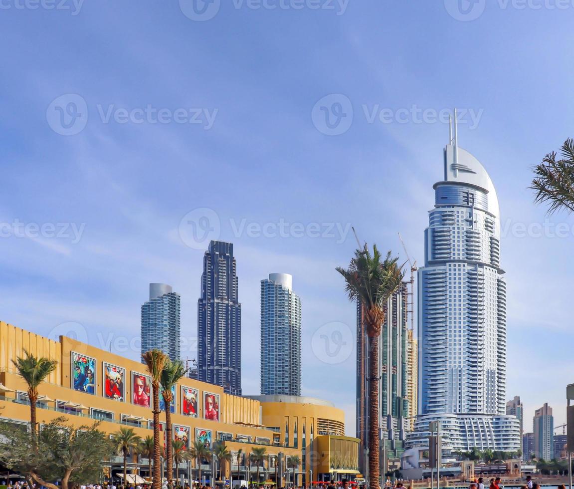 dubai, uae december 25 2018 horisont arkitektur. stad landskap av dubai. modern stad horisont panorama- solnedgång se. uae urban stadsbild. foto