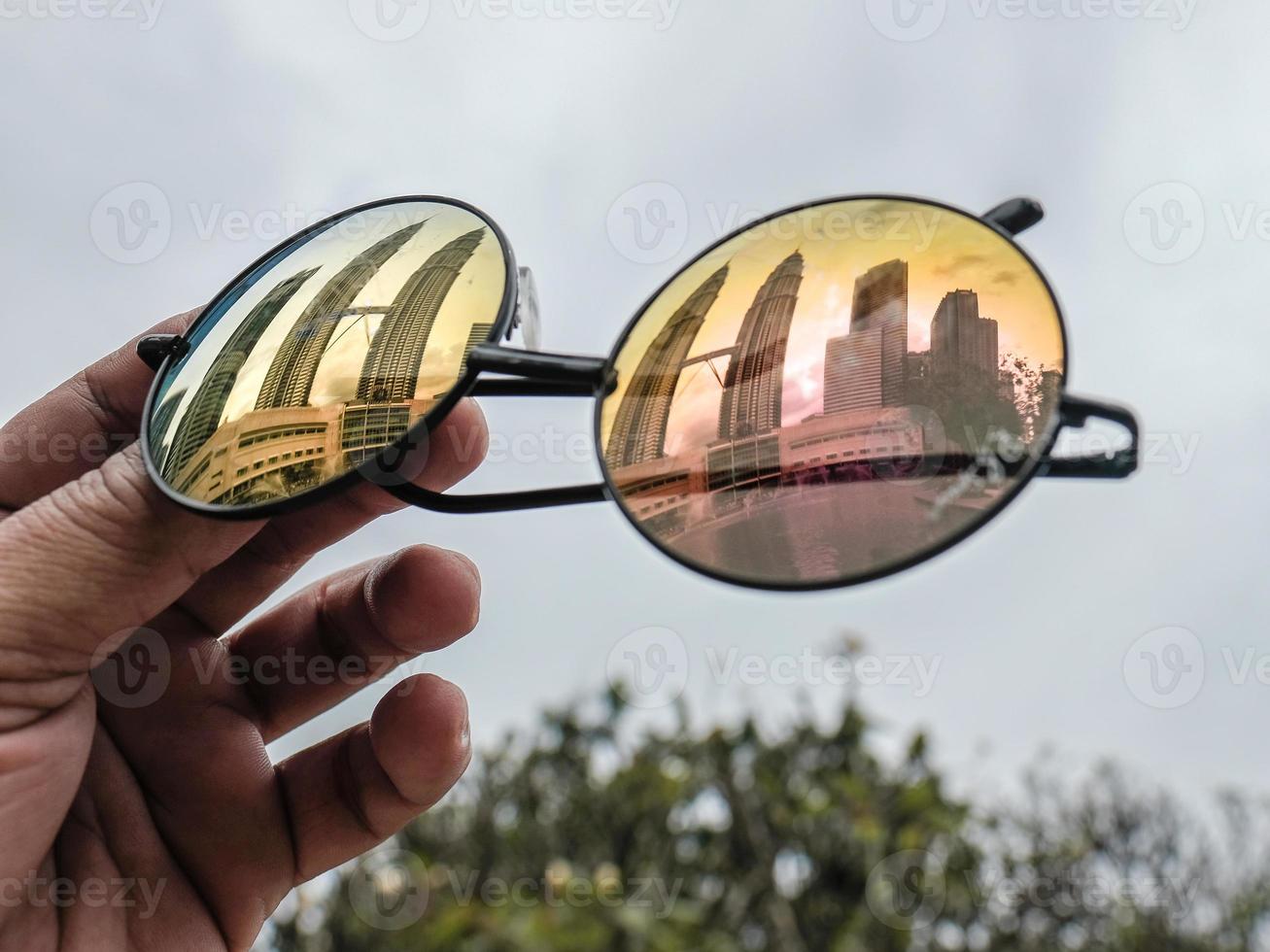 reflexion av de tvilling torn på de solglasögon foto