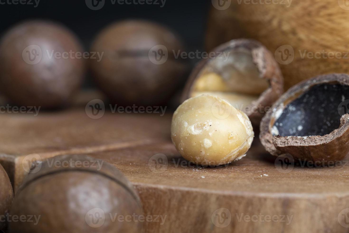 oskalade macadamia nötter på en trä- tabell foto