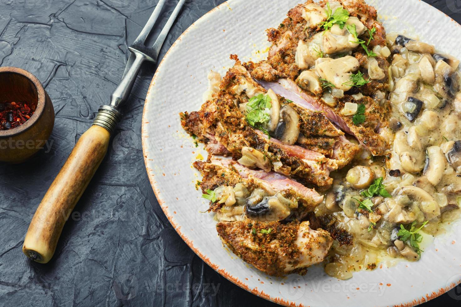 Kalkon schnitzel med friterad svamp foto