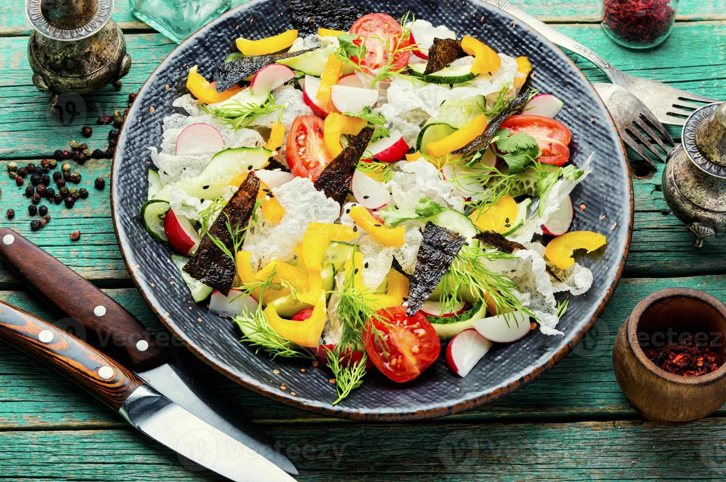 vegetabiliska sallad dekorerad med ris papper, grönt sallad foto