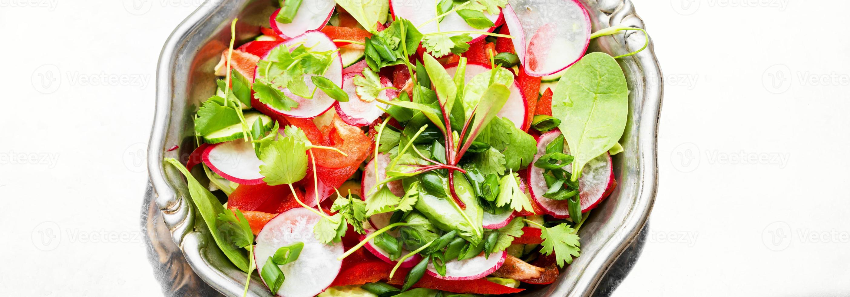 sommar vitamin sallad på en metall tallrik foto