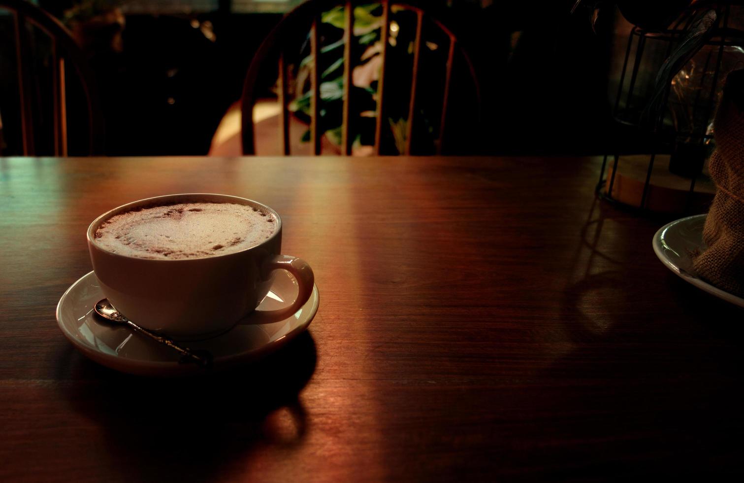 kopp av varm kaffe på trä- tabell foto