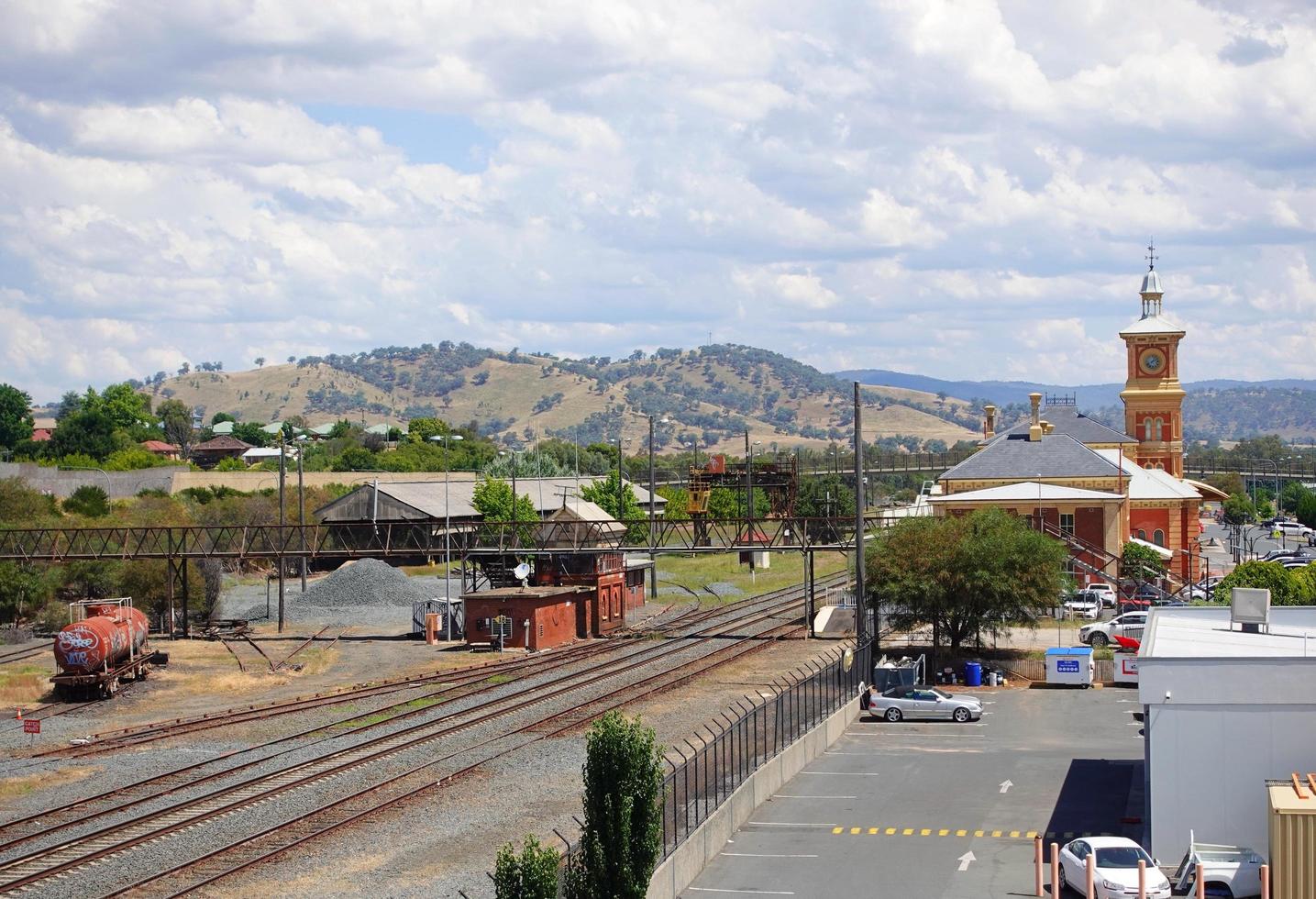 albury, ny söder Wales, Australien 2022 de albury järnväg station med berg se. foto