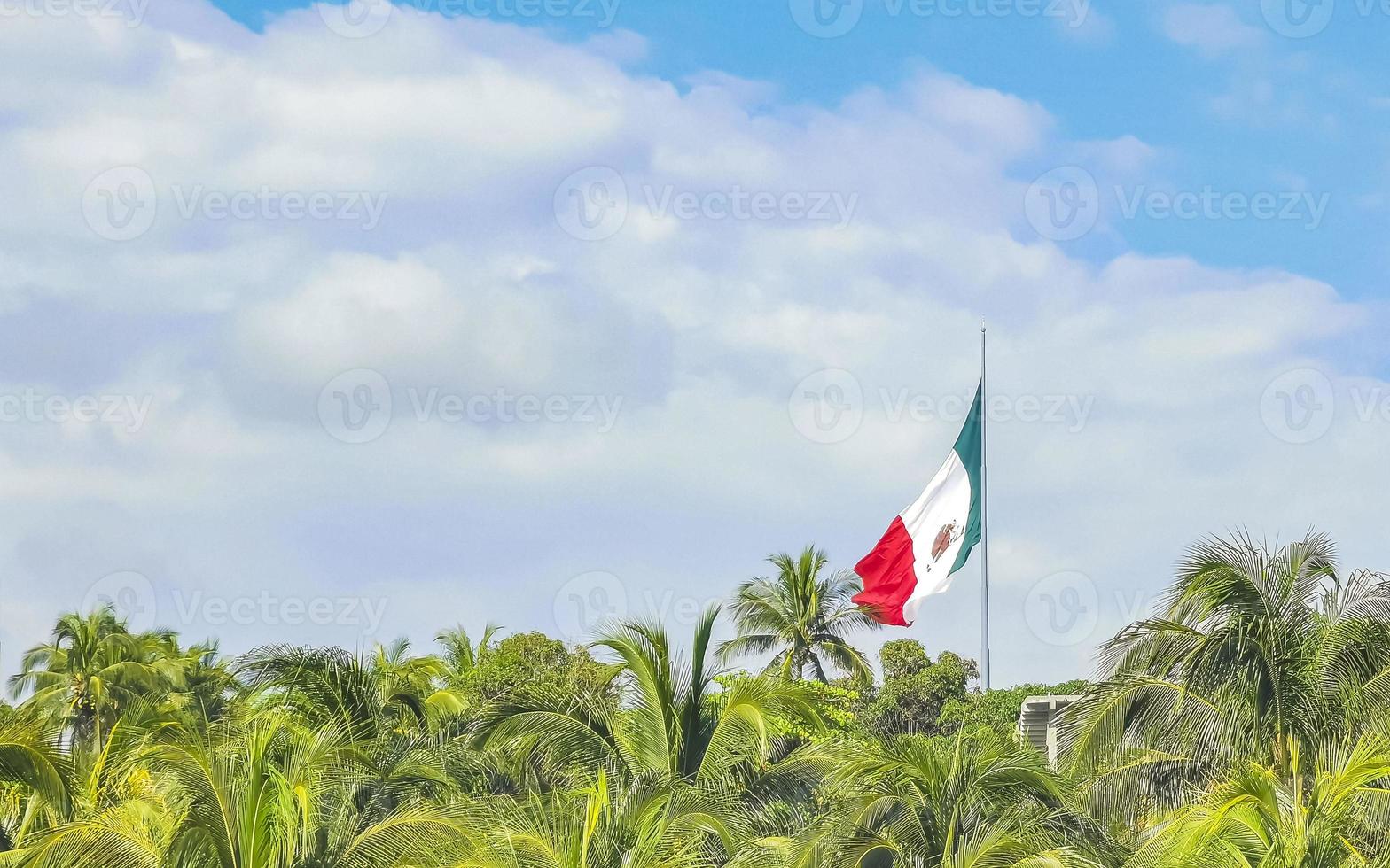 mexikansk grön vit röd flagga i zicatela puerto escondido Mexiko. foto