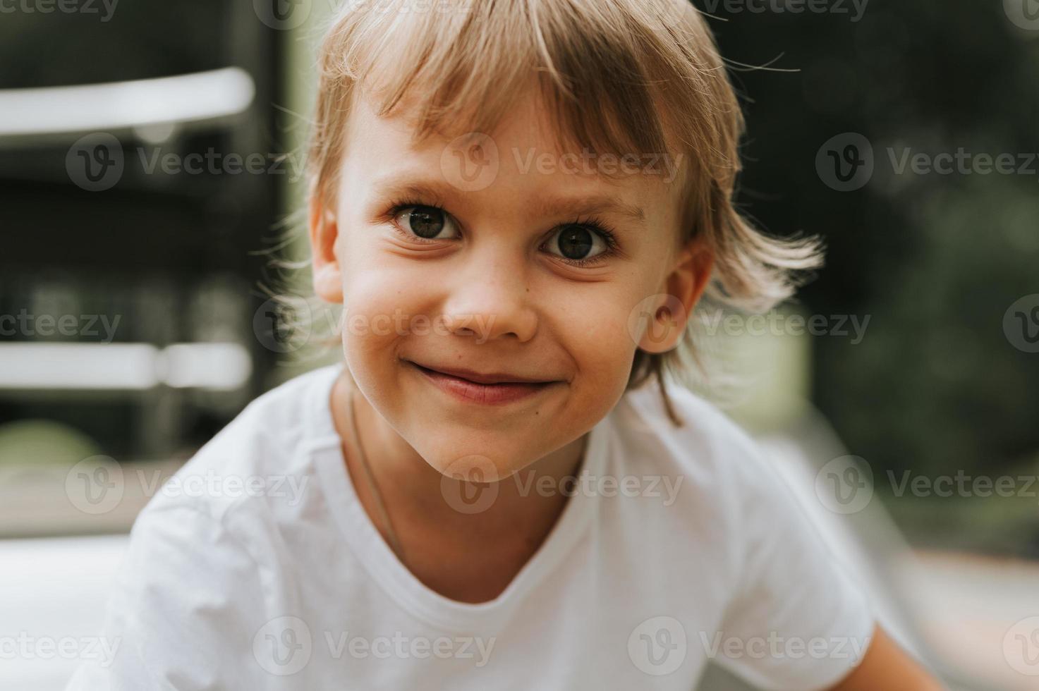 unge pojke porträtt ansikte Lycklig uppriktig leende foto