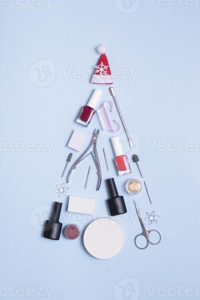 manikyr verktyg och nagel polermedel är lagd ut i de form av en jul träd. kopia Plats foto