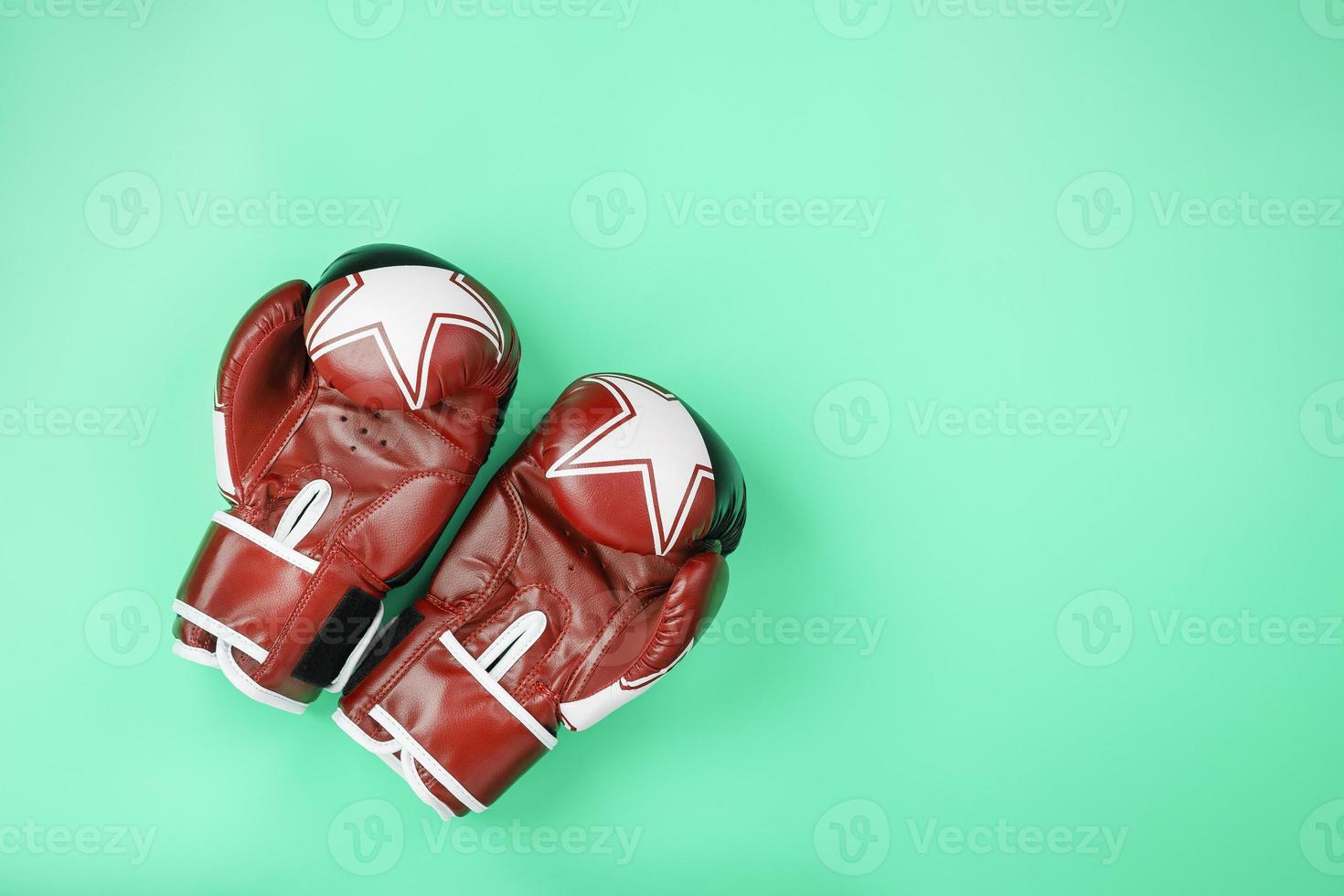 boxning röd handskar på en grön bakgrund, fri Plats. foto