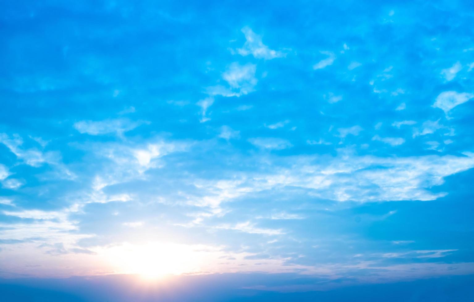 beautifu solnedgång på blå himmel. blå himmel med några moln. blå himmel moln, sommar himmel, molnig blå himmel foto