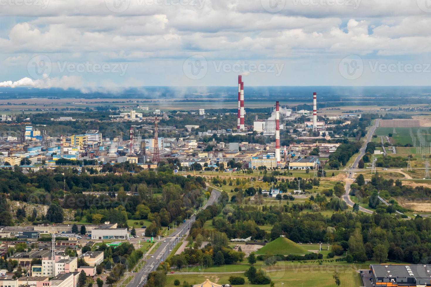 antenn panorama- se på rör av kemisk företag växt. luft förorening begrepp. industriell landskap miljö- förorening avfall av termisk kraft växt foto