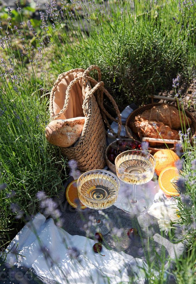 sommarpicknick på ett lavendelfält foto