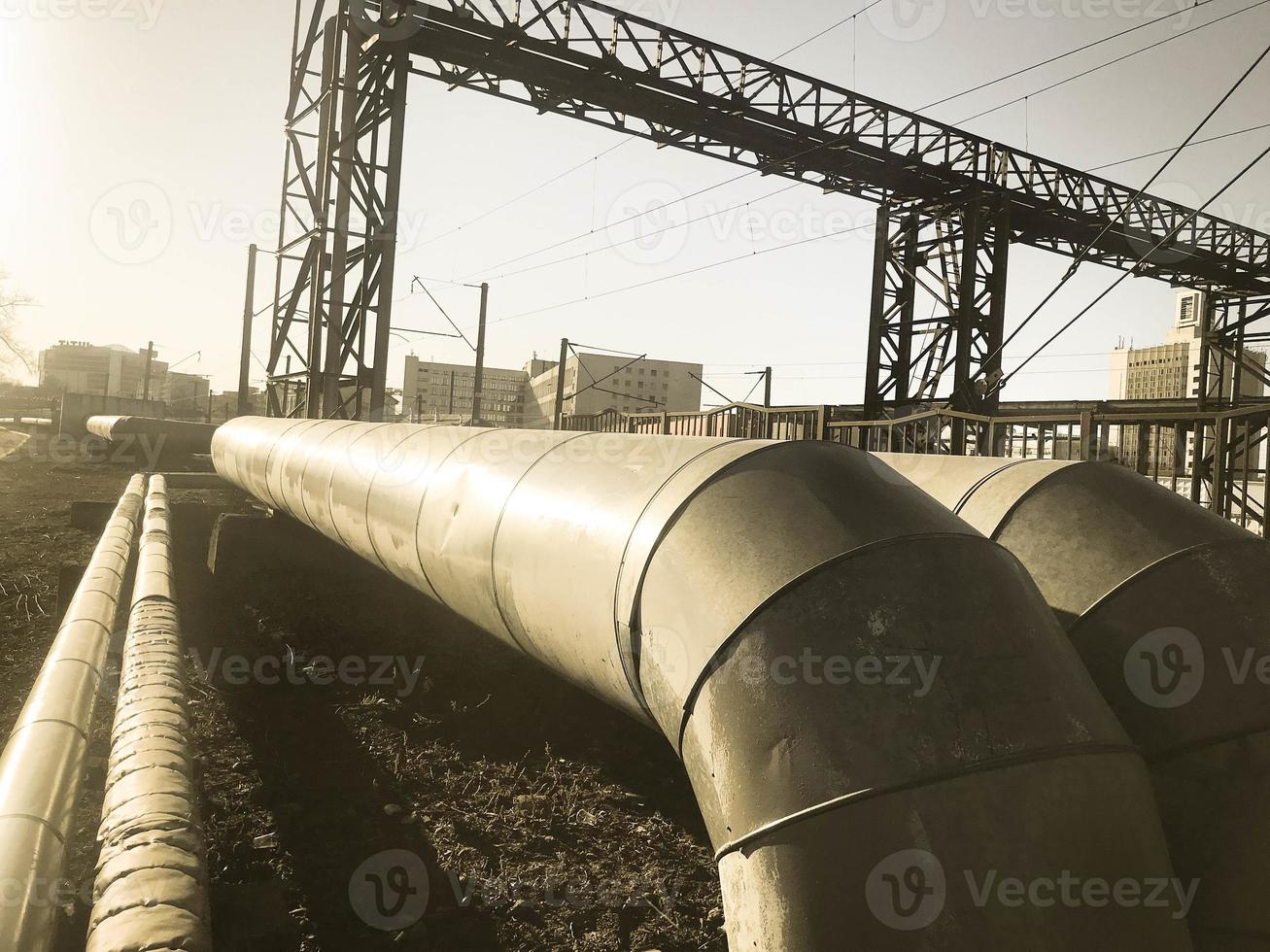 stor tjock metall rör för pumpning vätskor, vatten, ånga, olja, kondenserad gas i termisk isolering tillverkad från glasfiber, mineral ull, tenn, galvaniserad på en raffinaderi, petrokemiska, kemisk växt foto