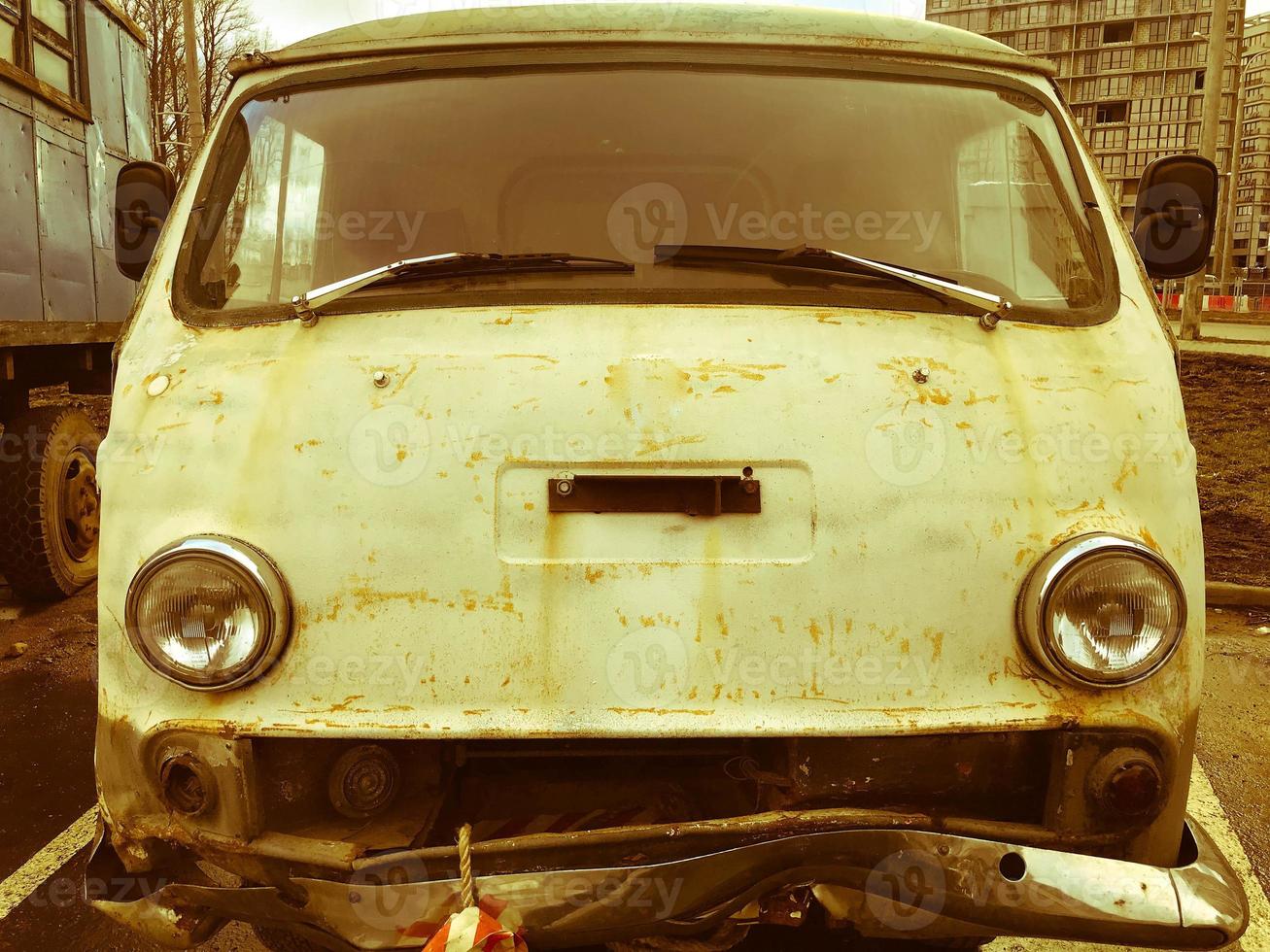 gammal retro årgång hipster rostig oxiderad metall runda bil minibus för hippies från de 60-tal, 70-talet, 80-tal, 90-talet, 2000-talet foto
