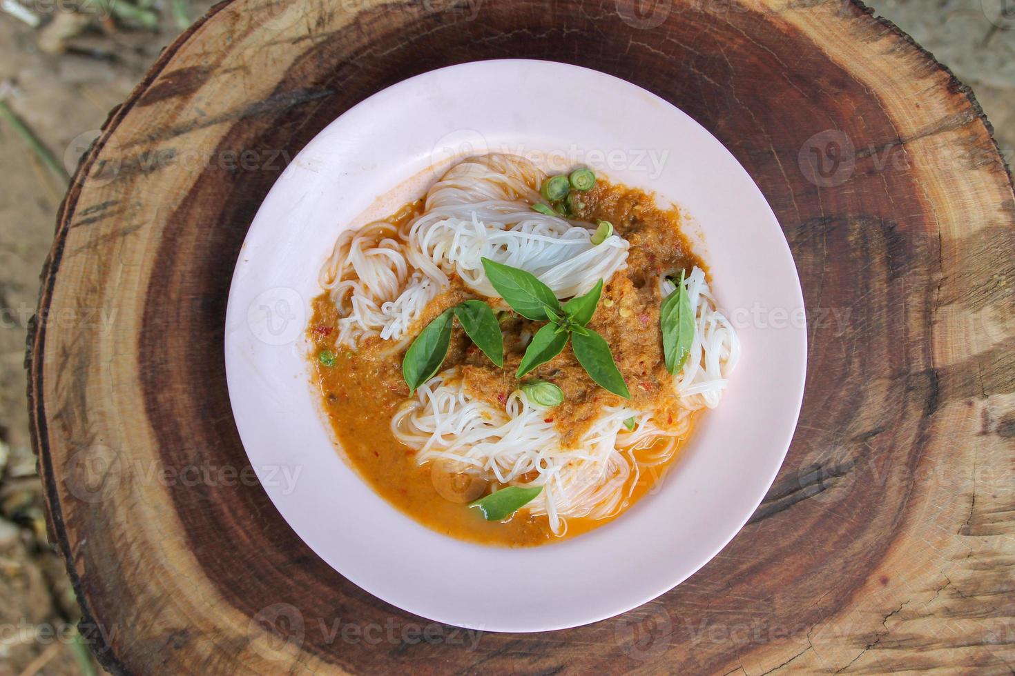 färsk spaghetti med kryddad thai curry är en lokal- mat i sydlig av thailand. foto