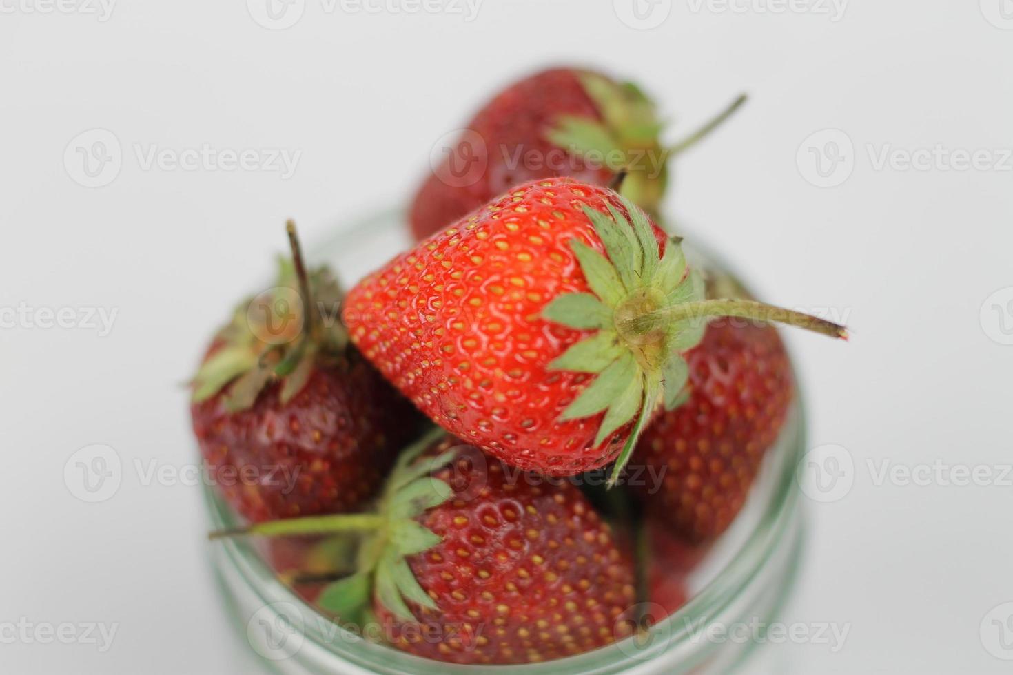 jordgubb sylt med färsk jordgubbar foto